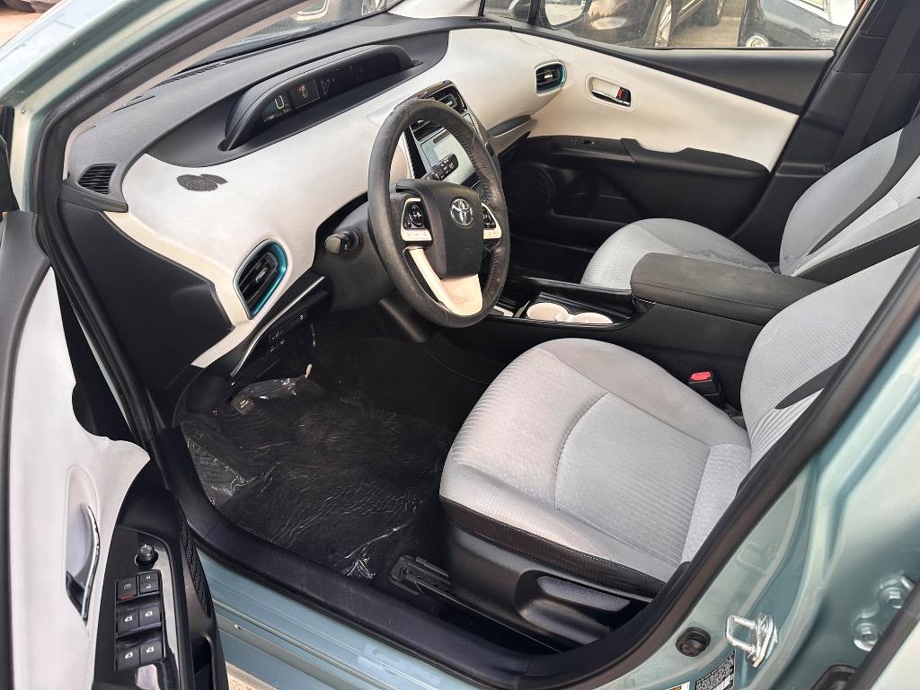 2016 Toyota Prius - $9,900