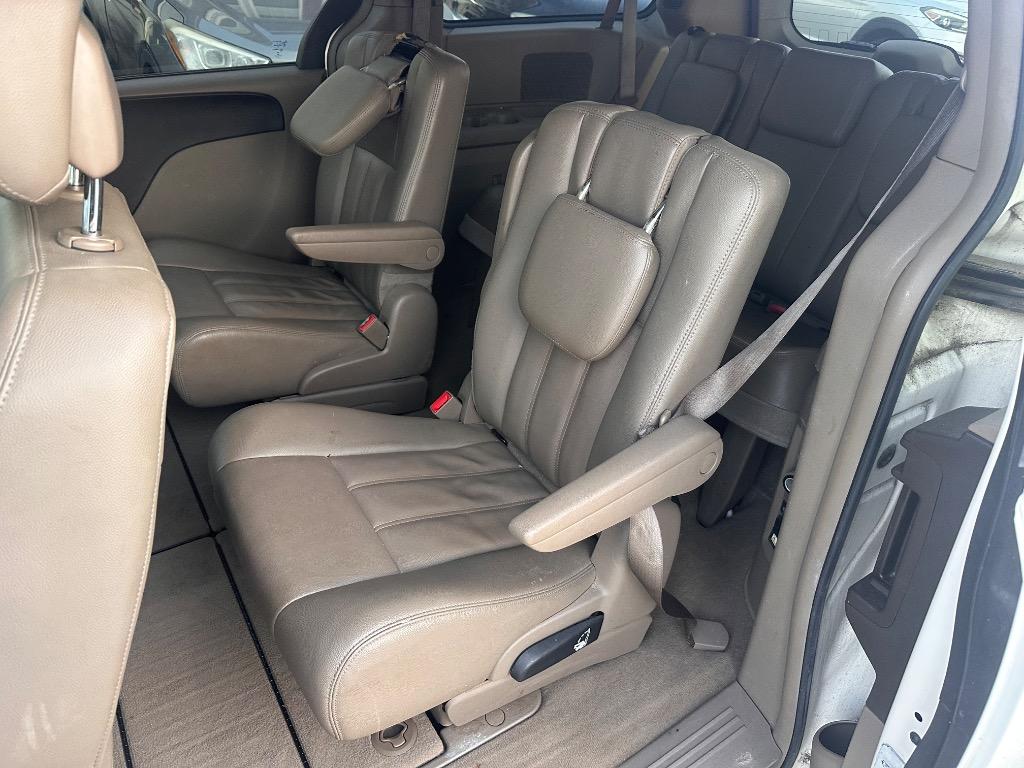 2013 Chrysler Town And Country - $4,500