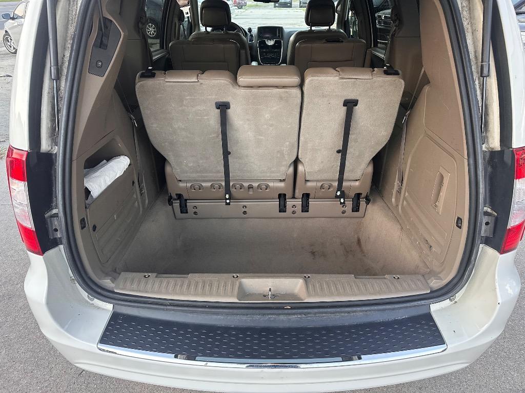 2013 Chrysler Town And Country - $4,500