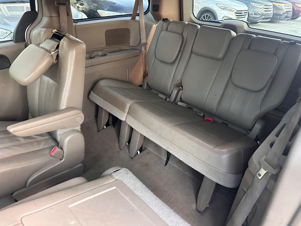 2013 Chrysler Town And Country - $4,500