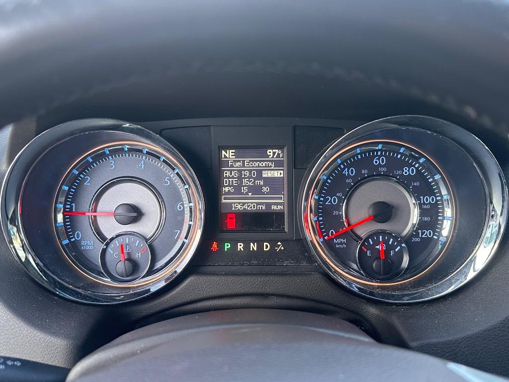 2013 Chrysler Town And Country - $4,500