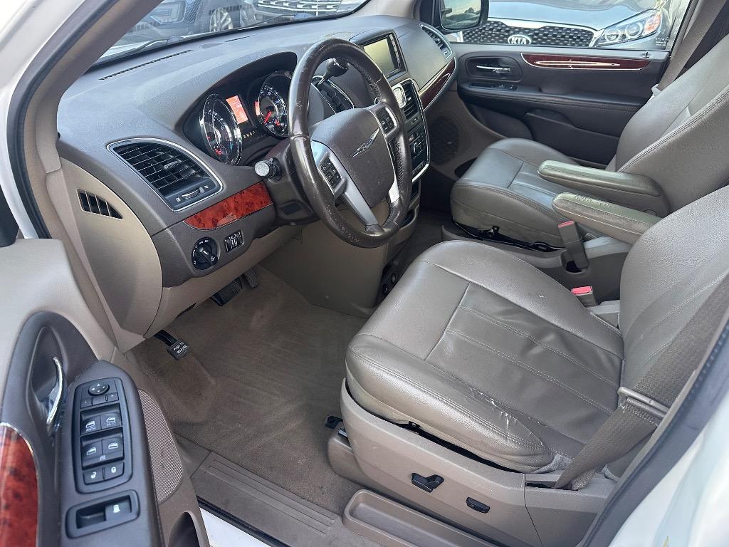 2013 Chrysler Town And Country - $4,500