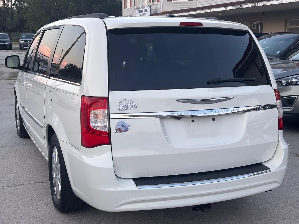 2013 Chrysler Town And Country - $4,500