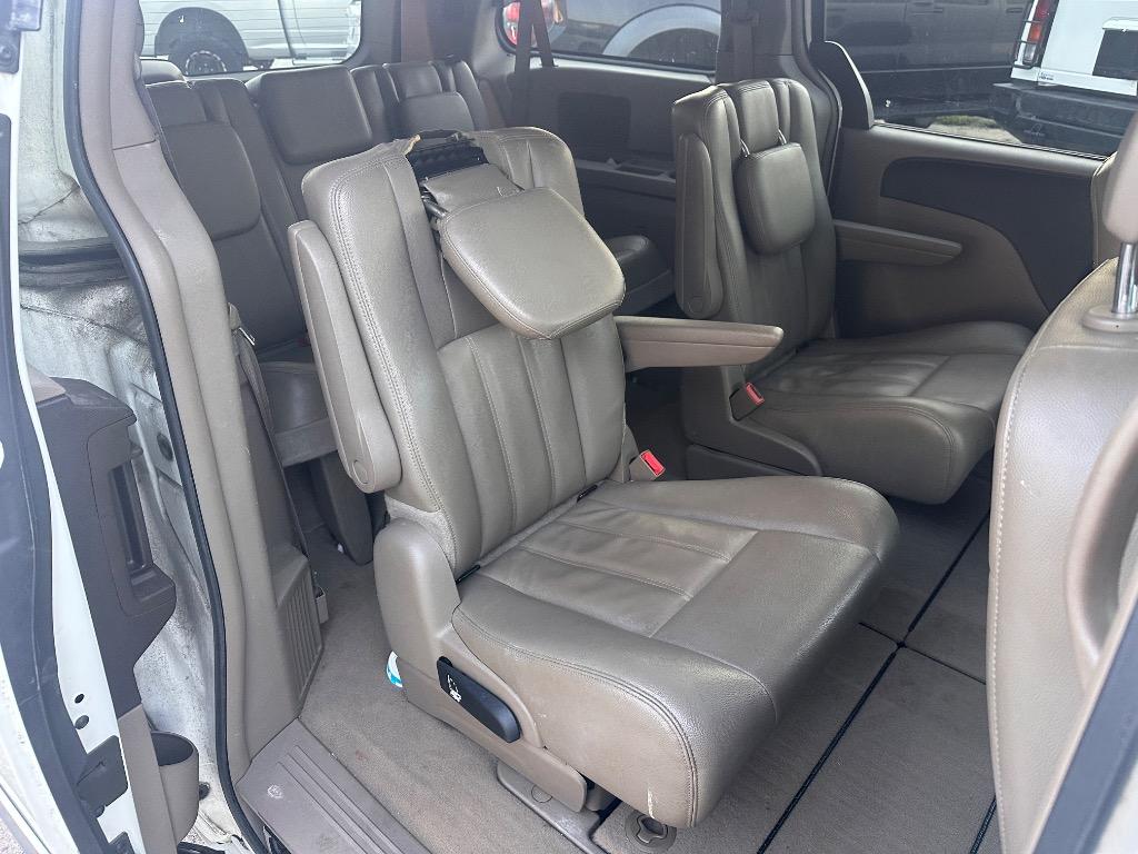 2013 Chrysler Town And Country - $4,500