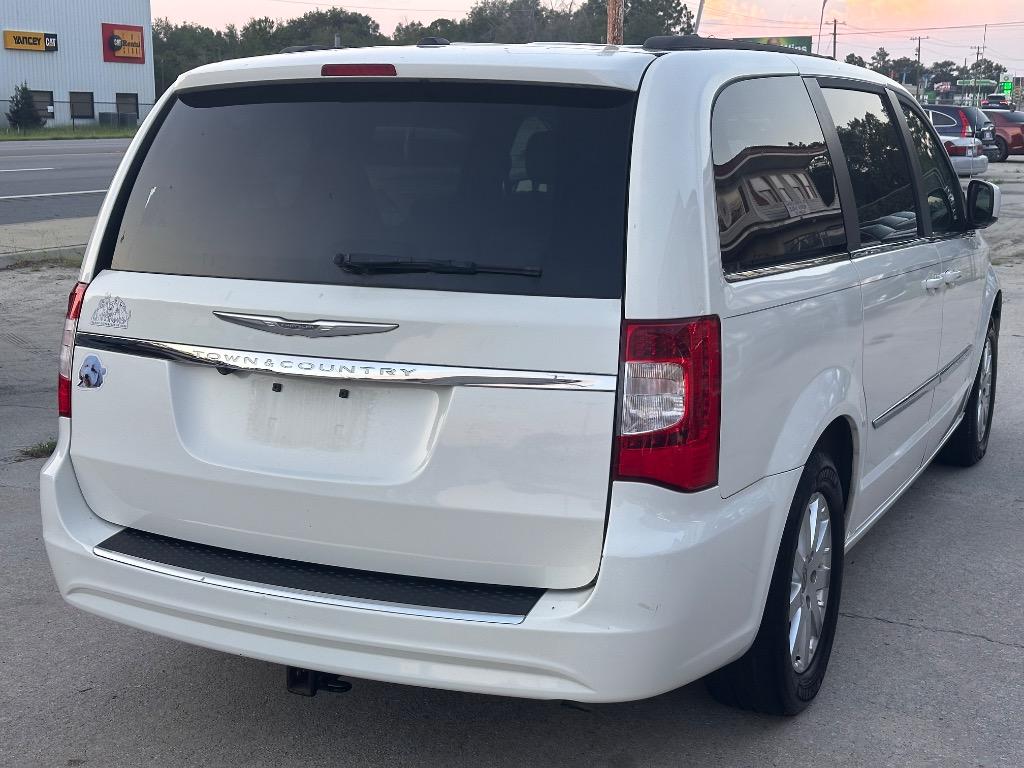 2013 Chrysler Town And Country - $4,500