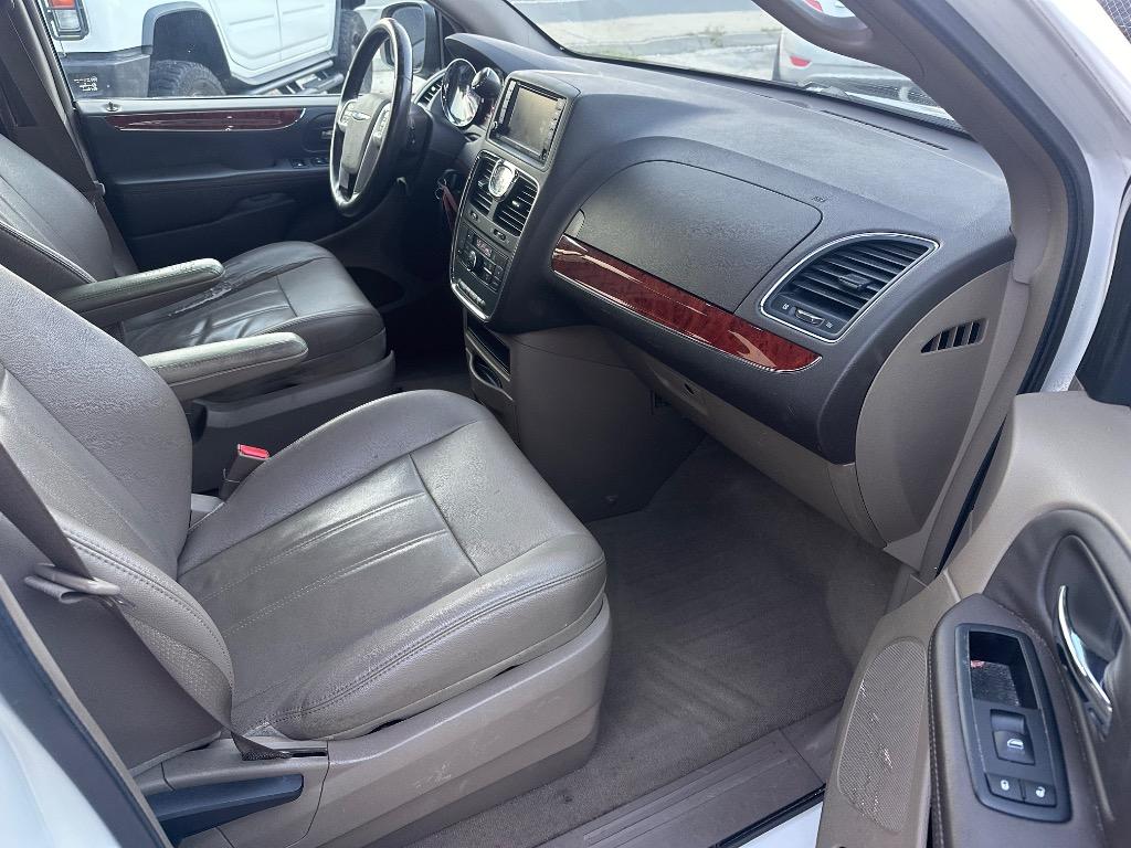 2013 Chrysler Town And Country - $4,500