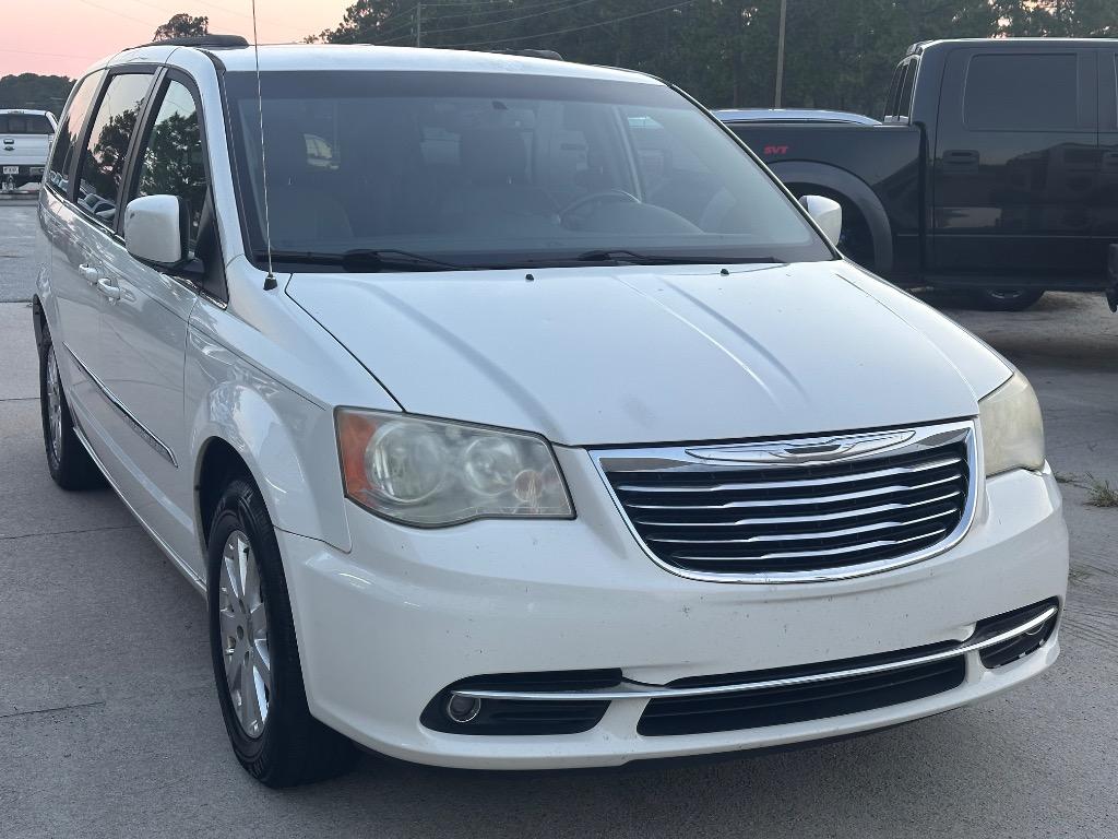 2013 Chrysler Town And Country - $4,500