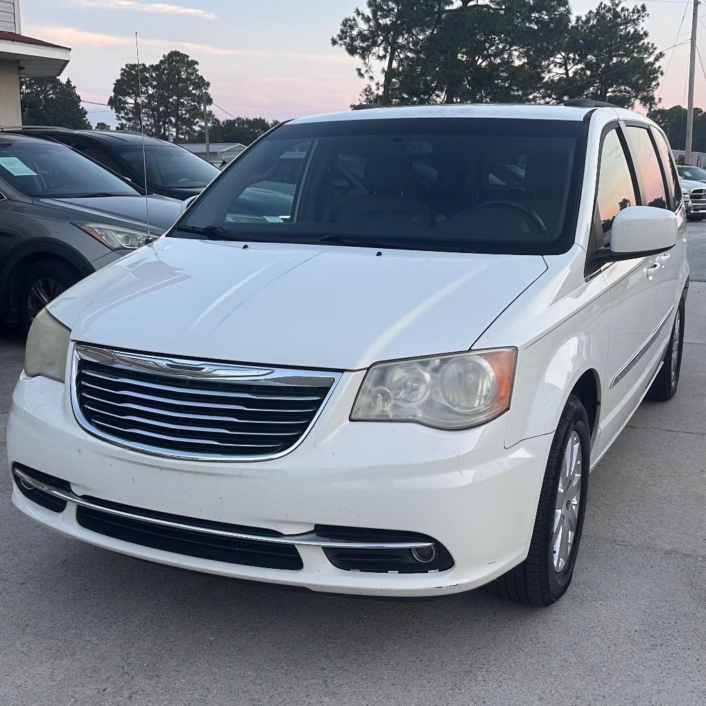 2013 Chrysler Town And Country - $4,500