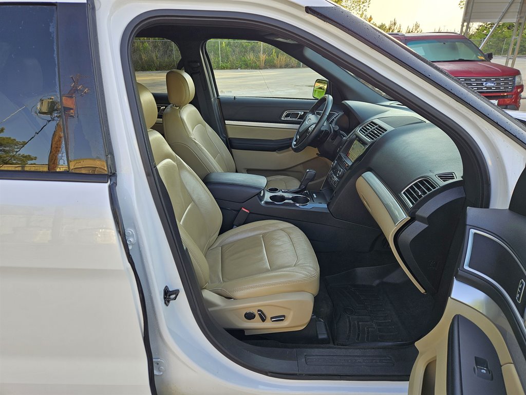 2017 Ford Explorer XLT photo