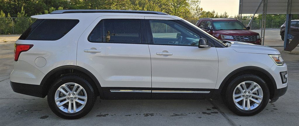 2017 Ford Explorer XLT photo