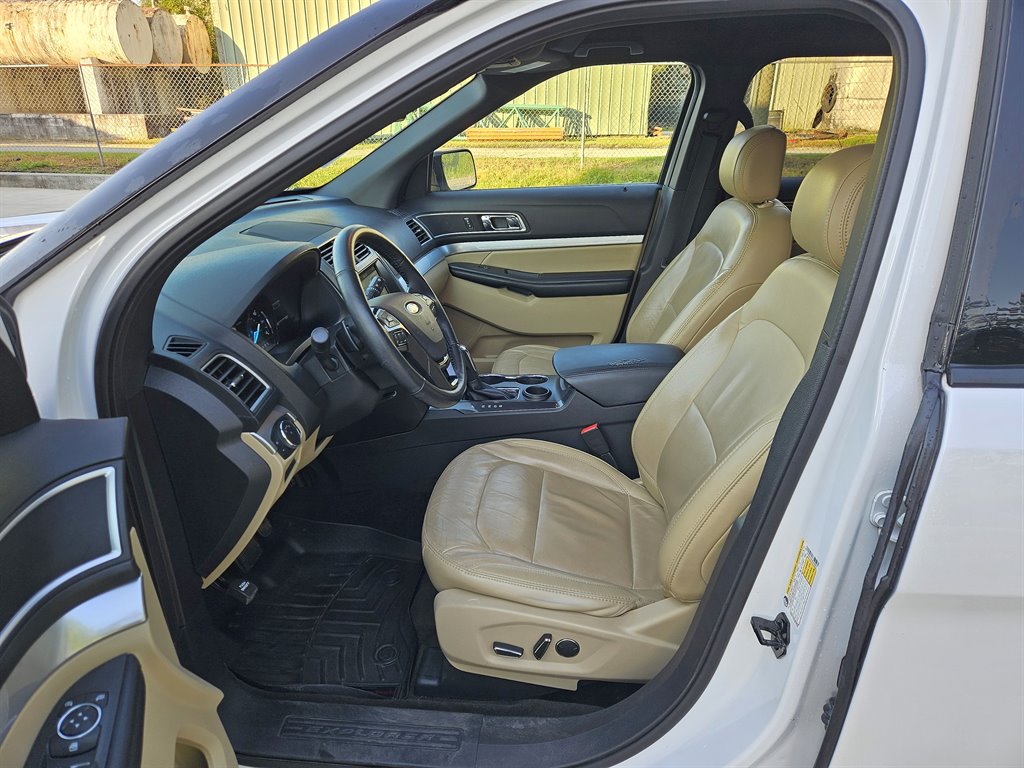 2017 Ford Explorer XLT photo