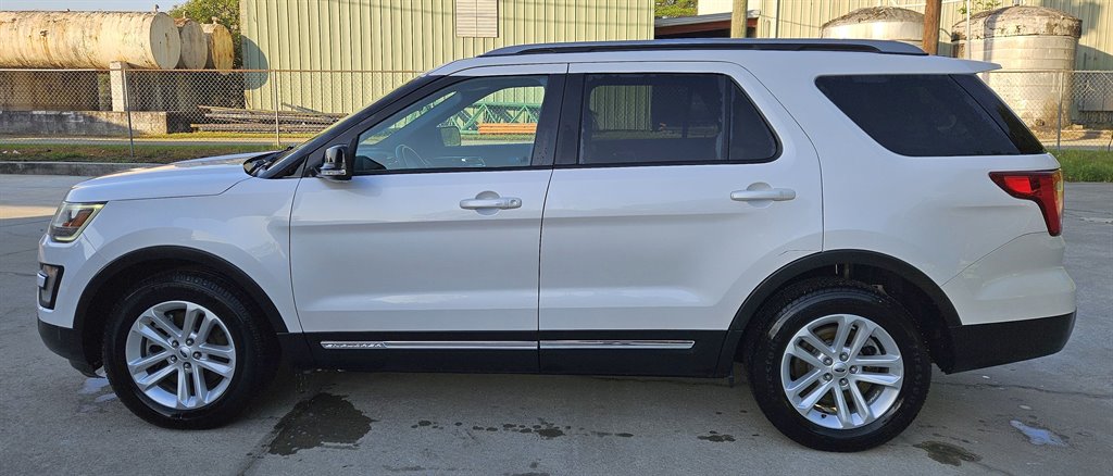 2017 Ford Explorer XLT photo