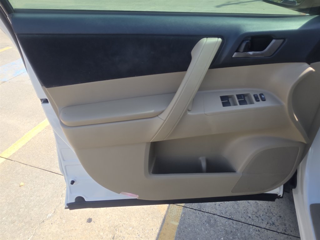2012 Toyota Highlander - $8,900