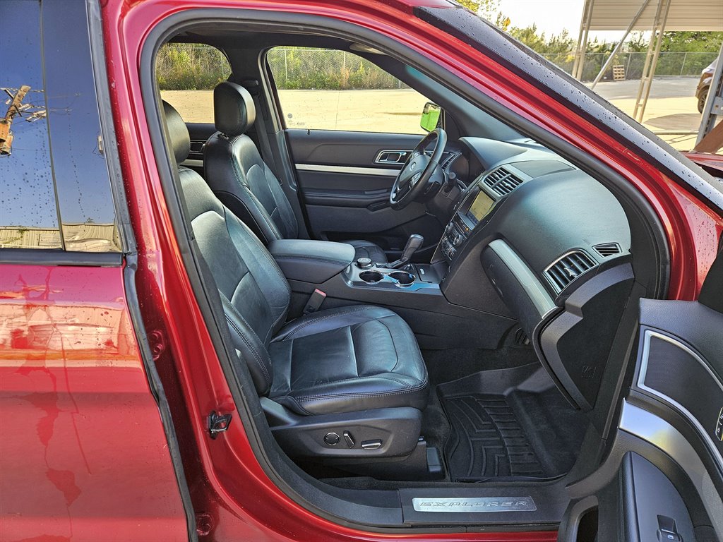 2016 Ford Explorer XLT photo