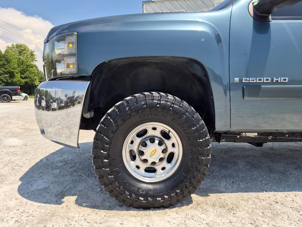 2007 Chevrolet Silverado - $15,900
