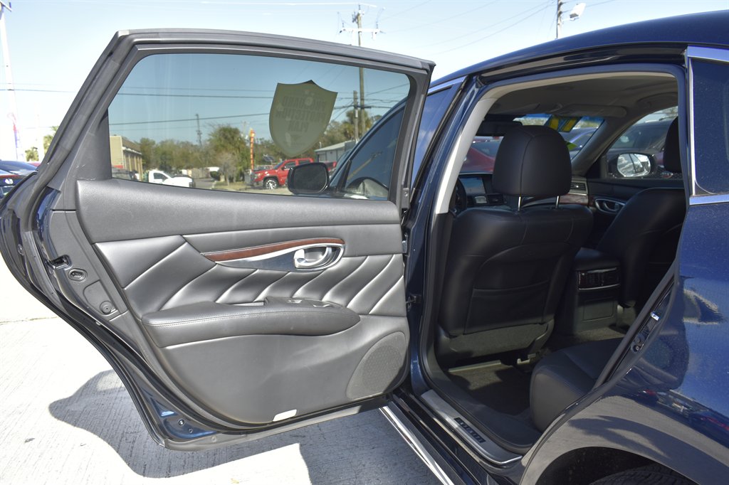 2017 Infiniti Q70L 3.7 photo