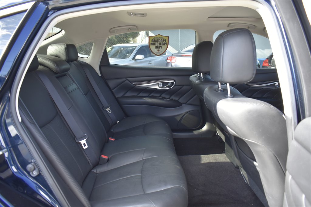2017 Infiniti Q70L 3.7 photo