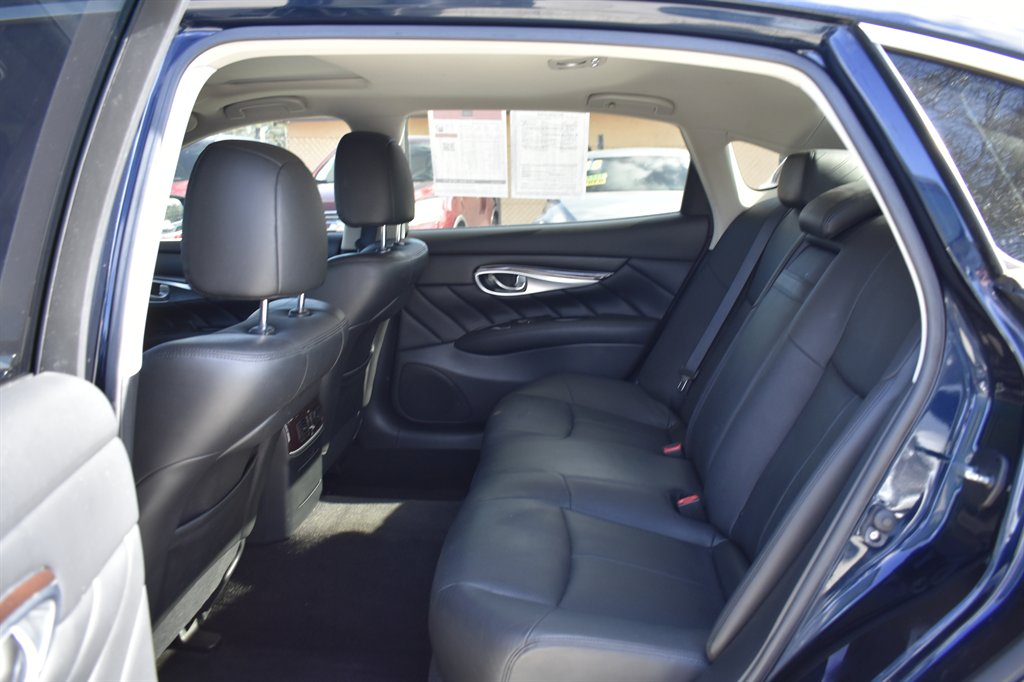 2017 Infiniti Q70L 3.7 photo