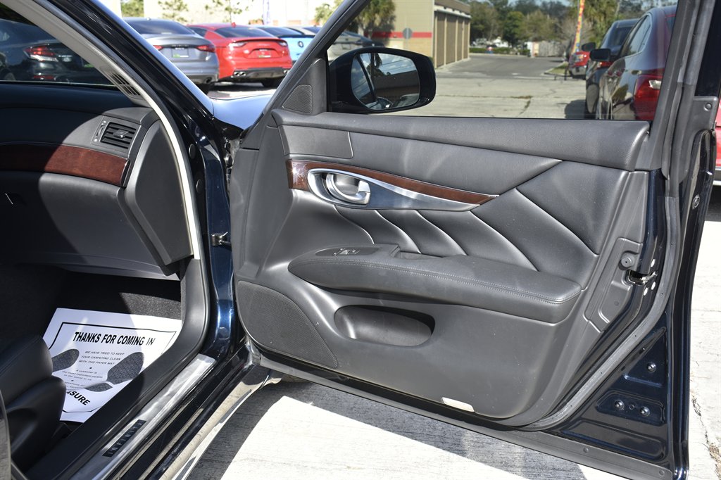 2017 Infiniti Q70L 3.7 photo