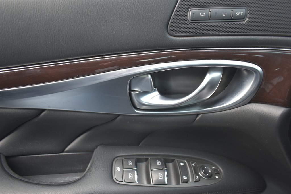 2017 Infiniti Q70L 3.7 photo