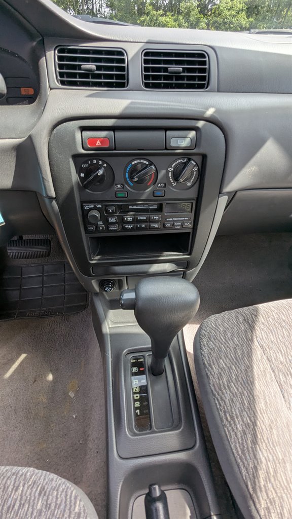 1998 Nissan Sentra GXE photo