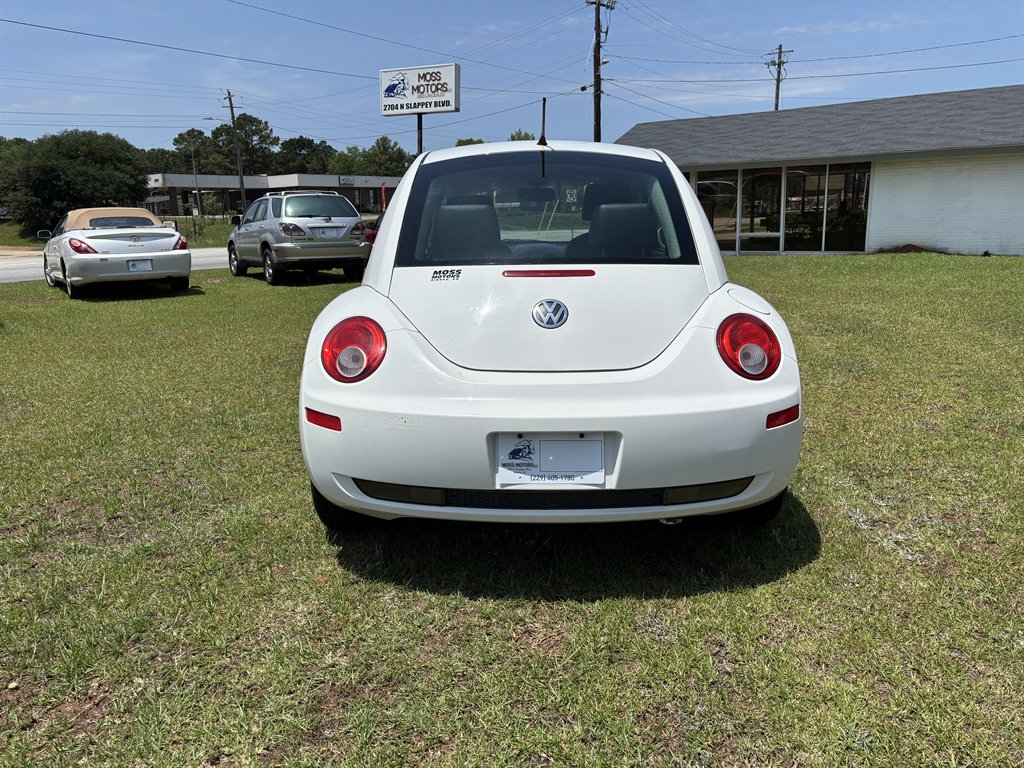 2010 Volkswagen New Beetle photo