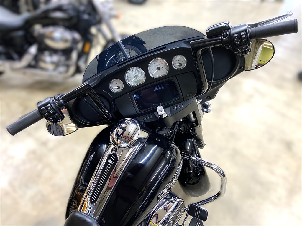2022 Harley Davidson Street Glide - $17,995