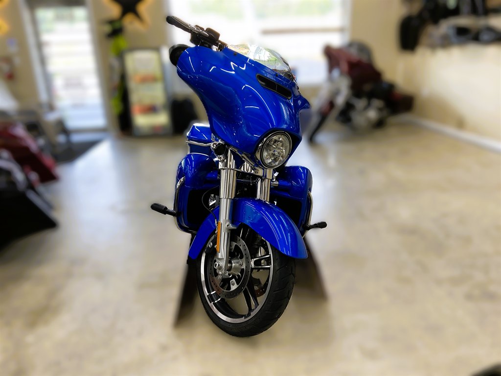 2018 Harley-davidson Street Glide - $18,595