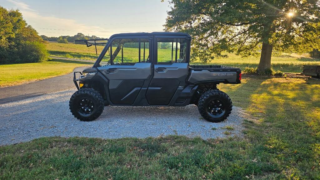 2023 Can-am Defender/traxter - $24,500