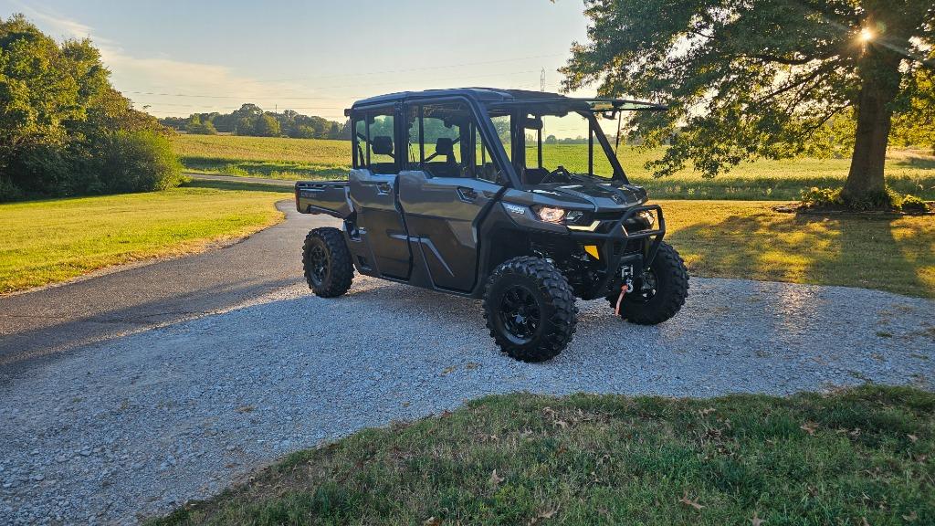 2023 Can-am Defender/traxter - $24,500