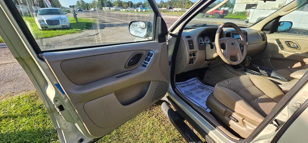 2005 Ford Escape - $2,999