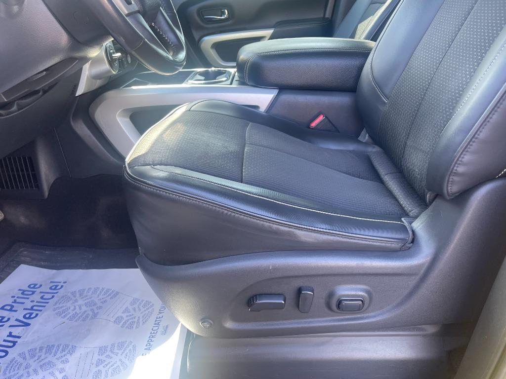 2017 Nissan Titan XD Platinum photo