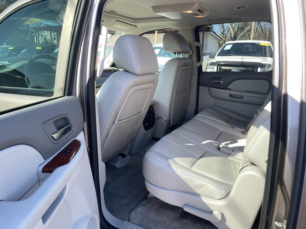 2013 Chevrolet Suburban - $13,995