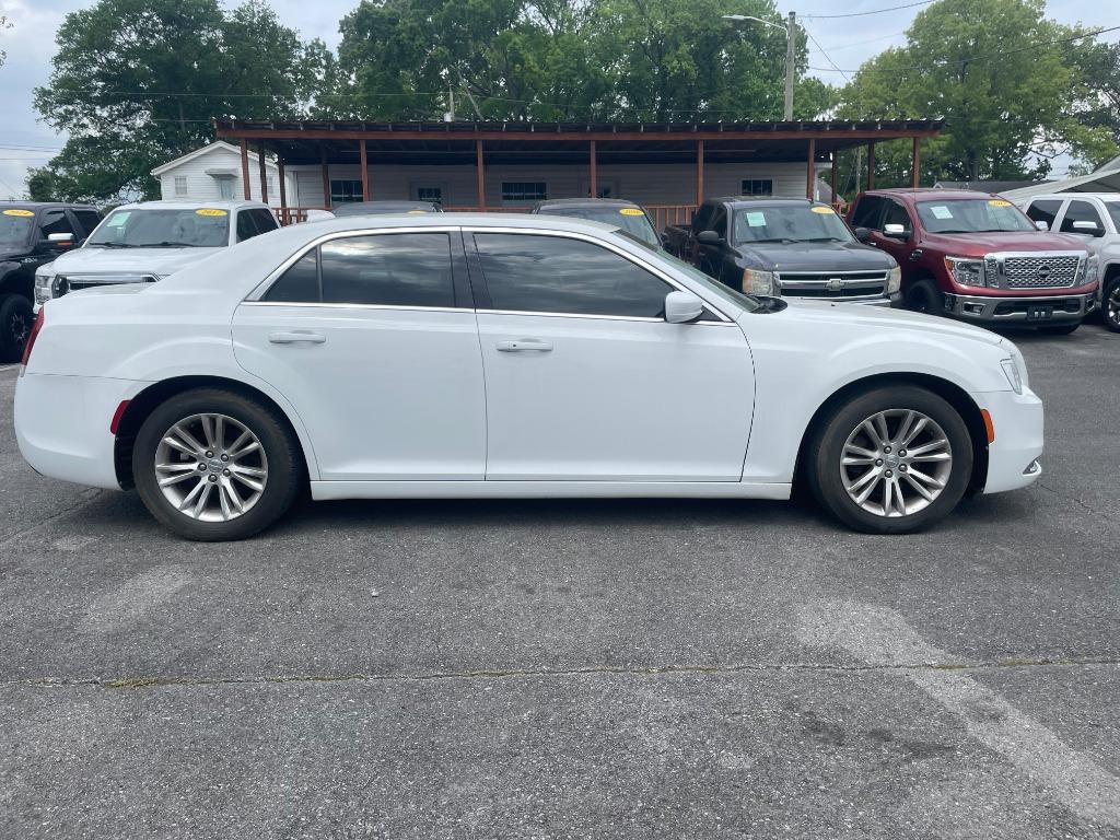 2018 Chrysler 300 - $18,995
