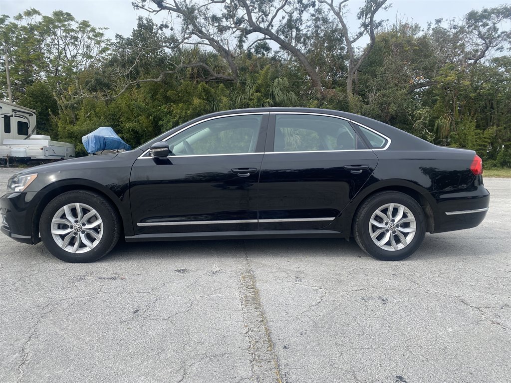 2016 Volkswagen Passat S photo