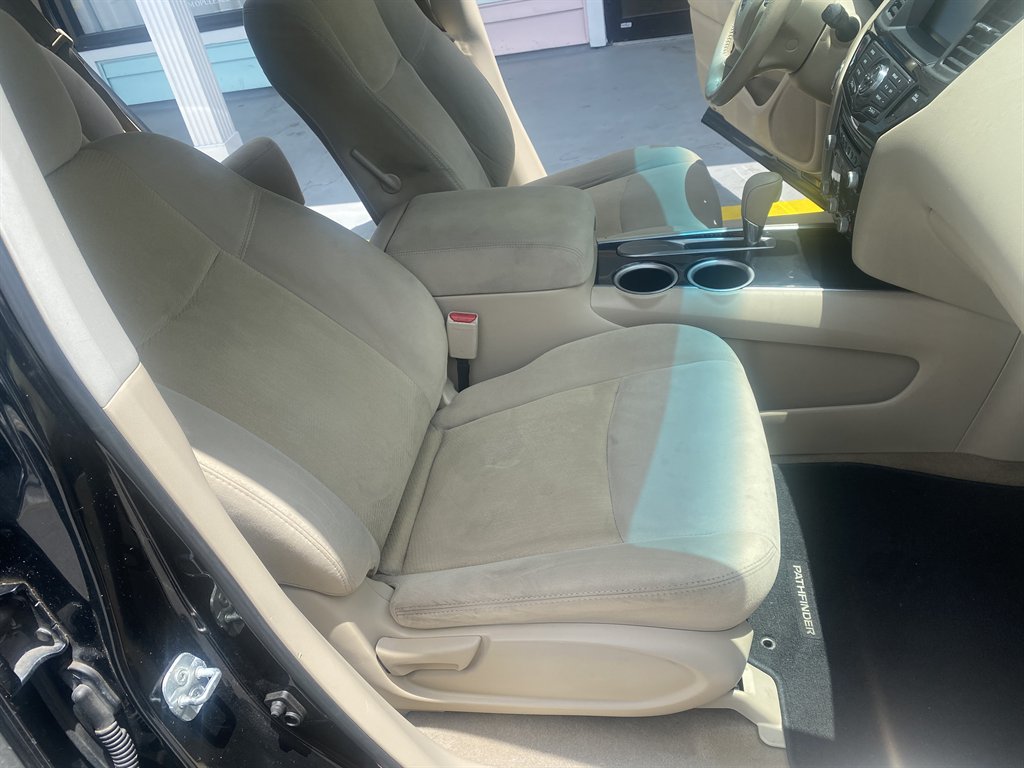 2015 Nissan Pathfinder SV photo
