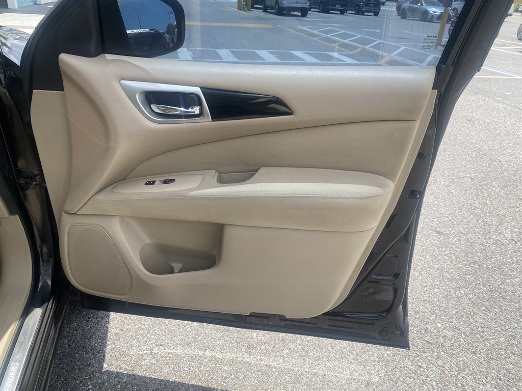 2015 Nissan Pathfinder SV photo
