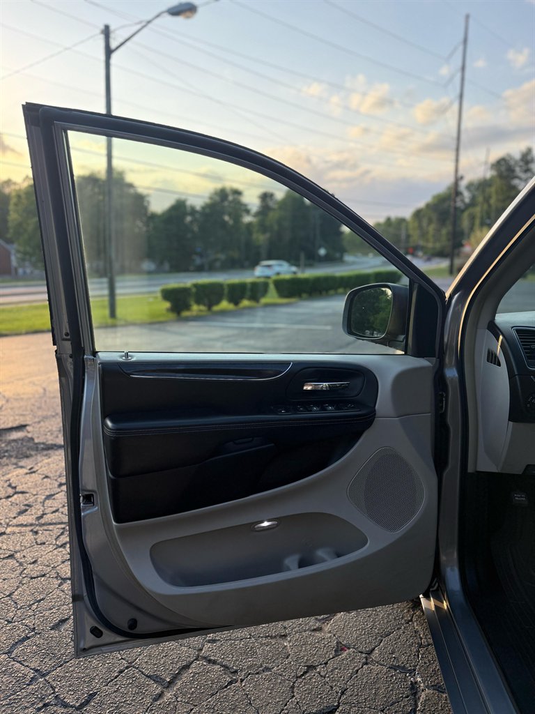 2014 Chrysler Town & Country Touring photo