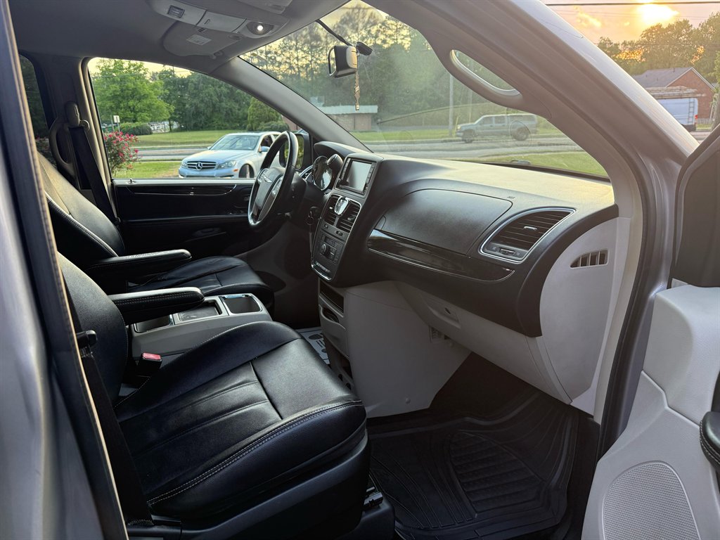 2014 Chrysler Town & Country Touring photo