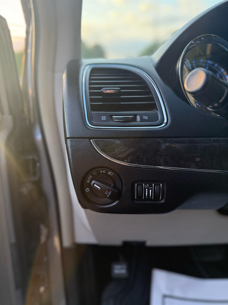 2014 Chrysler Town & Country Touring photo
