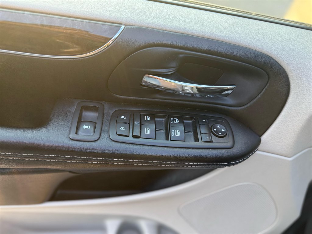 2014 Chrysler Town & Country Touring photo