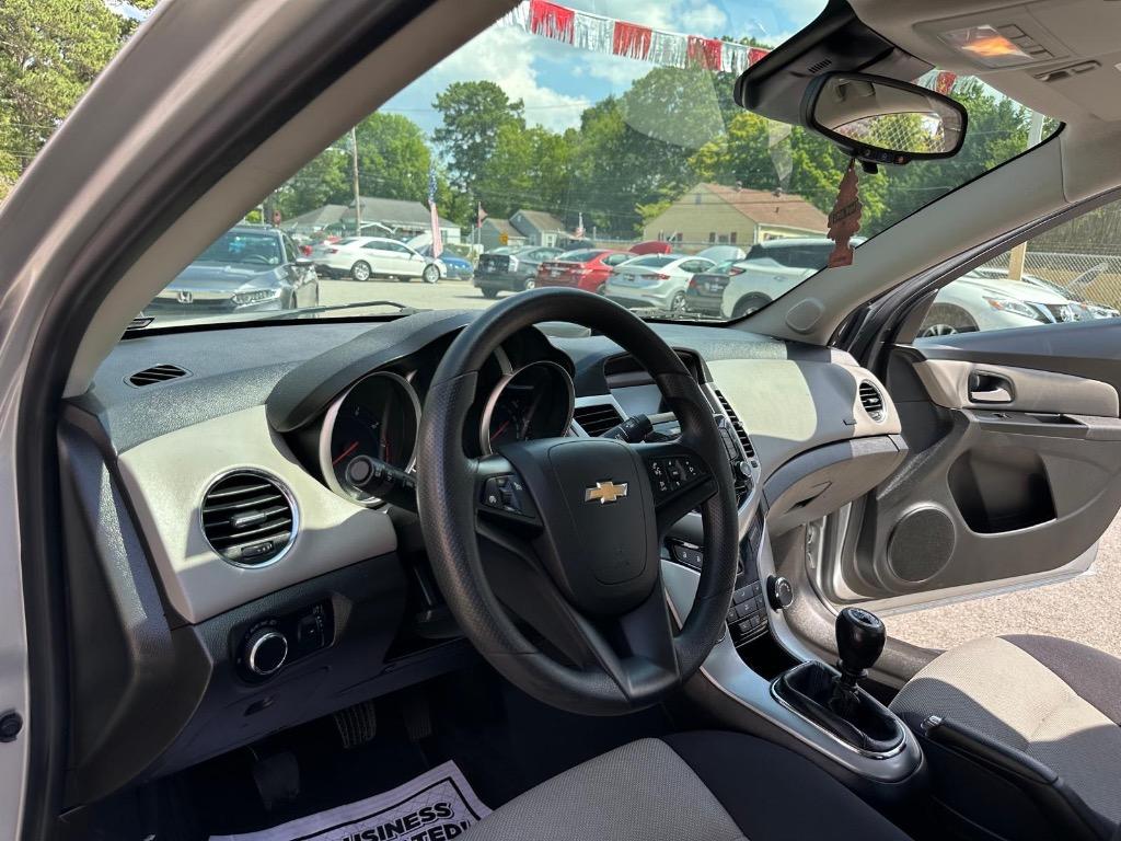 2013 Chevrolet Cruze LS Manual photo