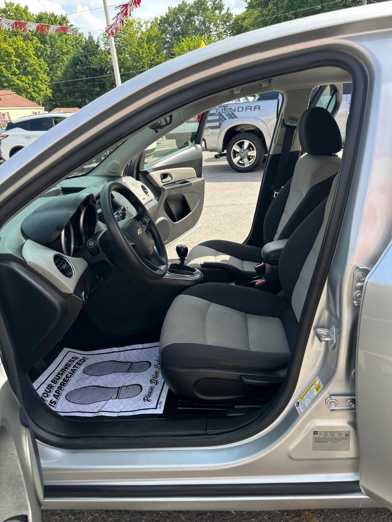 2013 Chevrolet Cruze LS Manual photo