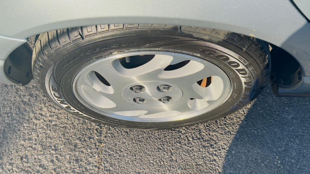 2002 Saturn S-Series SL2 photo