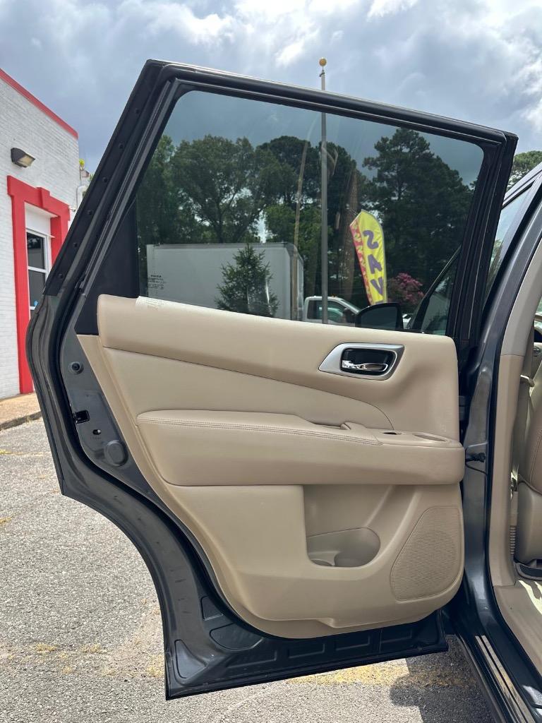 2015 Nissan Pathfinder - $10,995