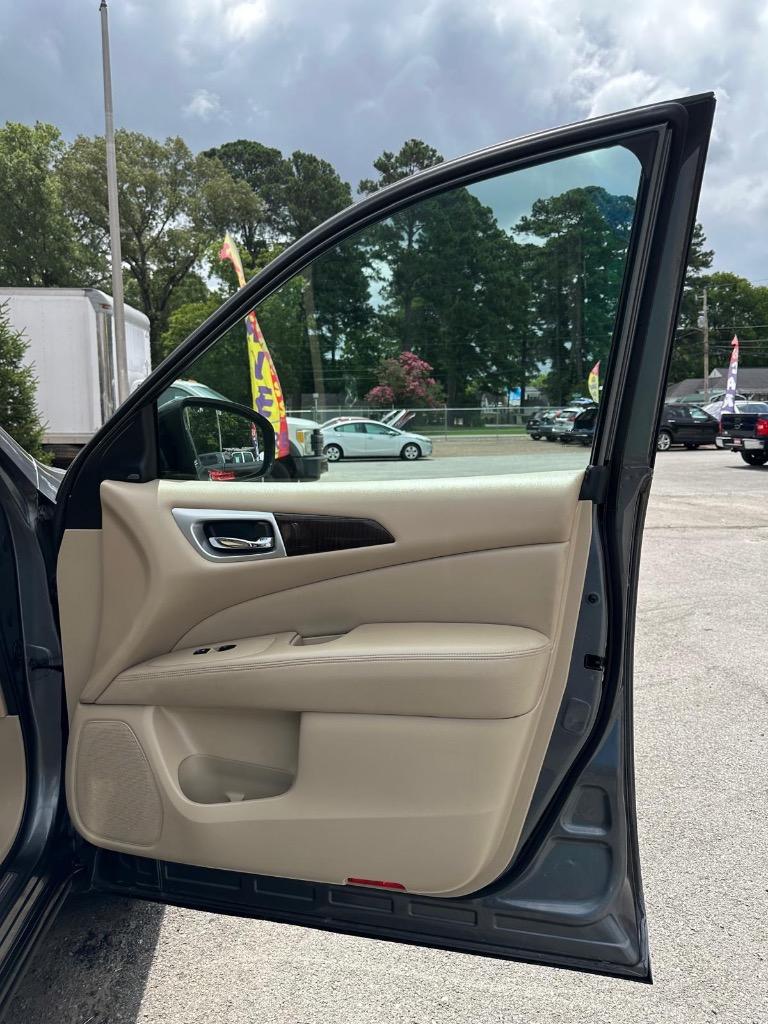 2015 Nissan Pathfinder - $10,995