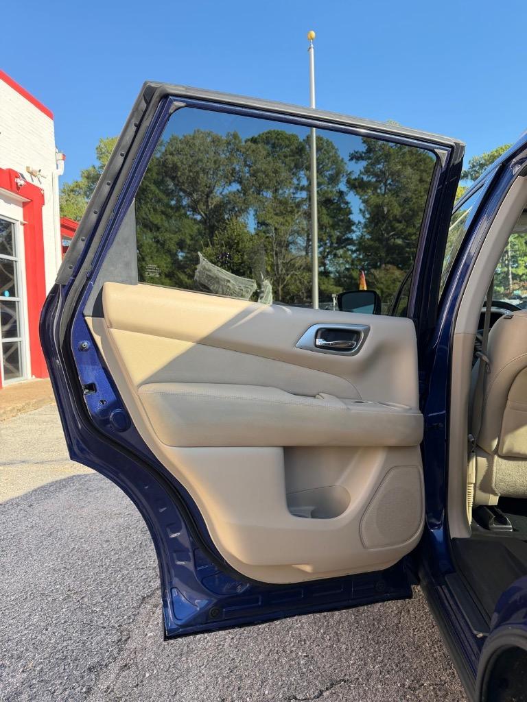 2017 Nissan Pathfinder - $13,995