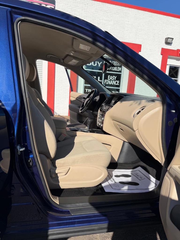 2017 Nissan Pathfinder - $13,995