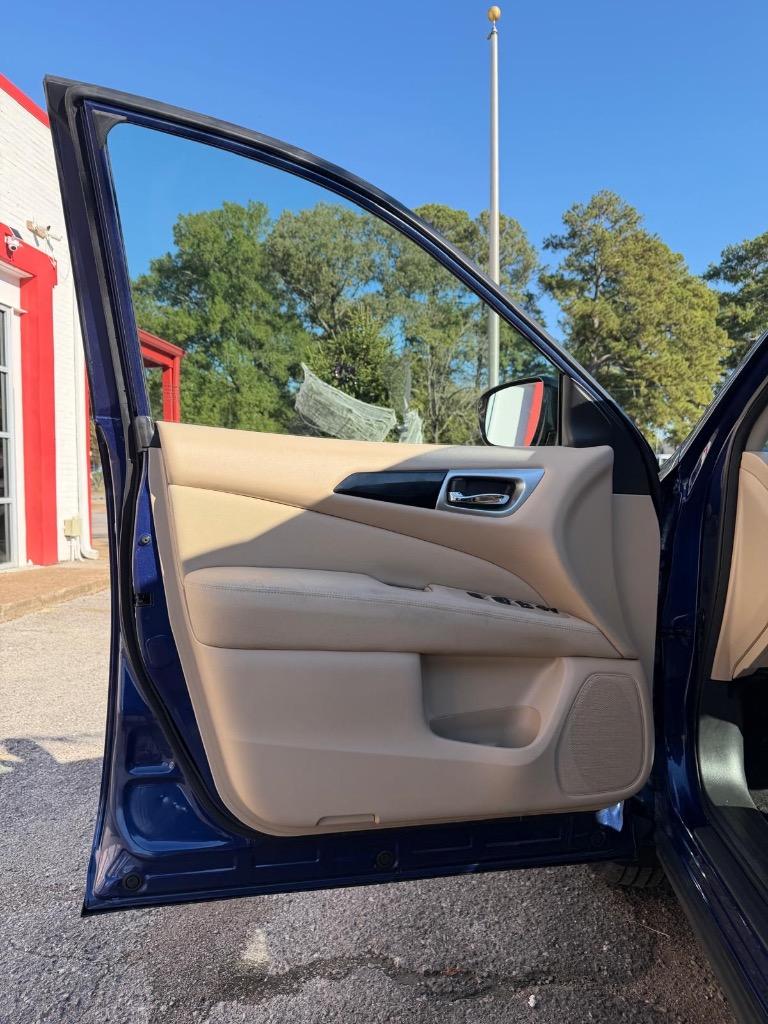 2017 Nissan Pathfinder - $13,995