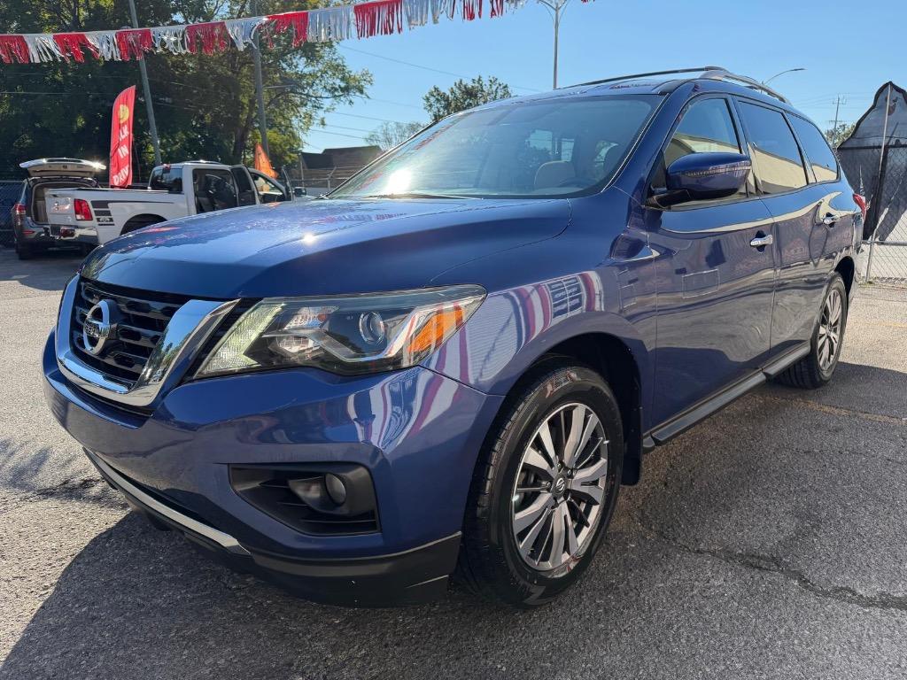 2017 Nissan Pathfinder - $13,995